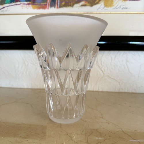 Lalique feuilles vase made - "feuilles",